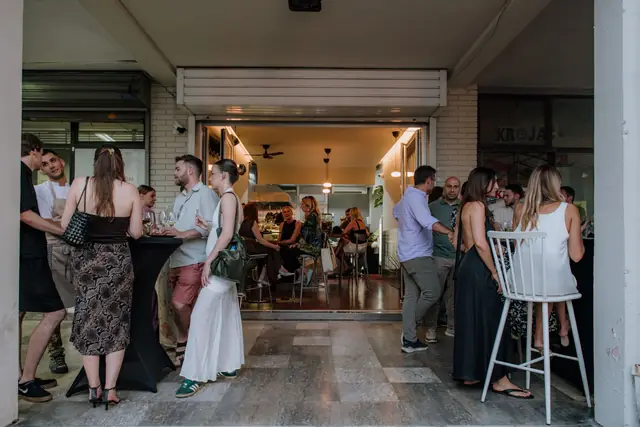 Gosti ispred ulaza u Pablo i Brigitte uveče, na dan otvaranja