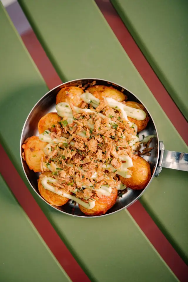 Patatas bravas u tiganju, odozgo