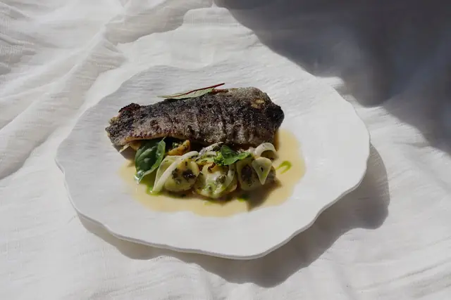 Grilovana pastrmka sa salatom od krompira i beurre blanc sosom