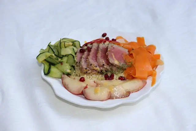 Mediteranska poke salata sa mariniranom tunom