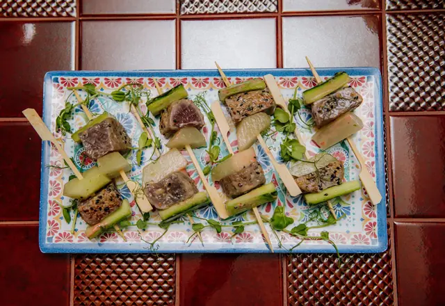 Tapas sa tunjevinom na šarenom tanjiru